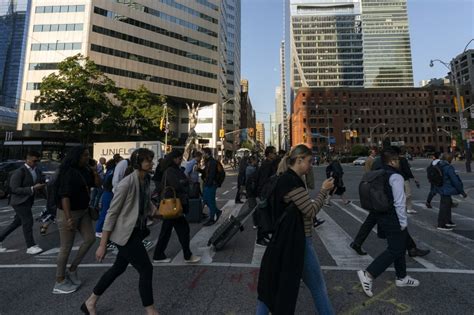 Canada's growth stronger than expected, bank still seen cutting .